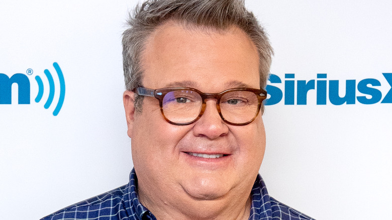 Eric Stonestreet throws up the peace sign