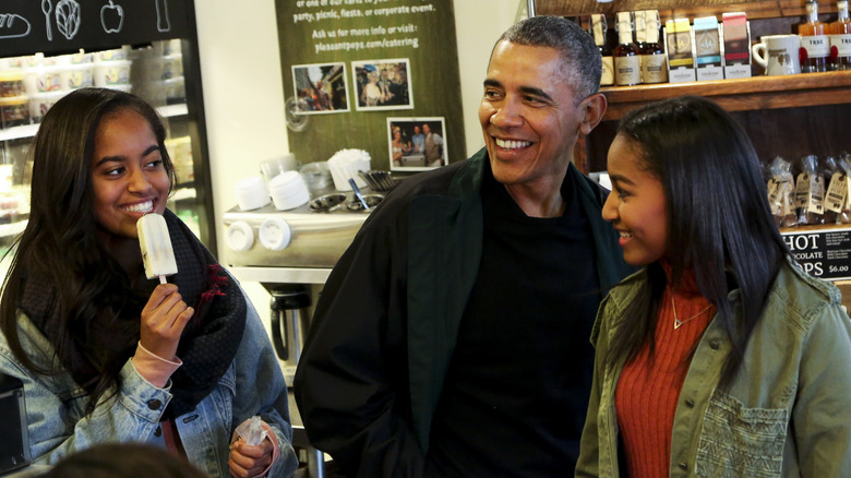 Barak Obama with daughters