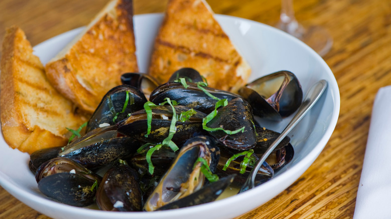 Bowl of steamed mussels with bread