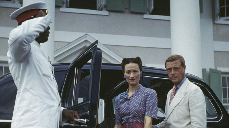 Wallis Simpson and King Edward standing next to car