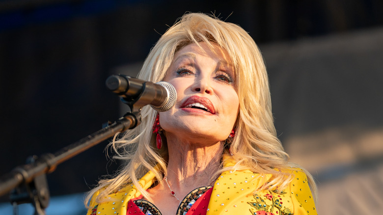 Dolly Parton sings onstage