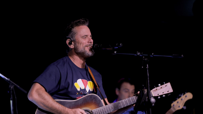 charles esten playing guitar