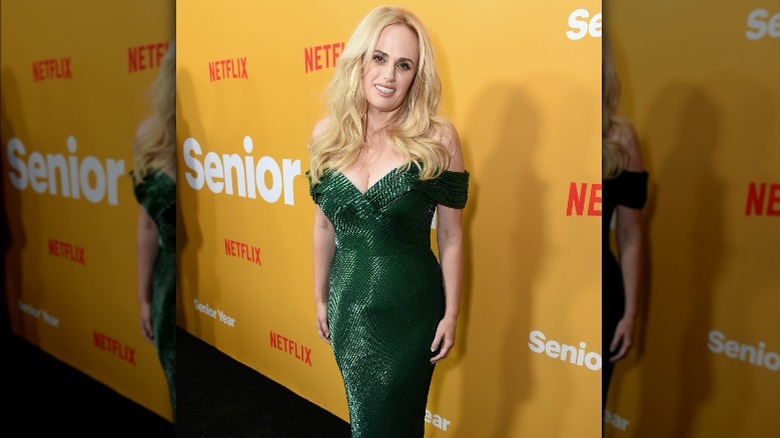 Rebel Wilson posing at the "Senior Year" premiere