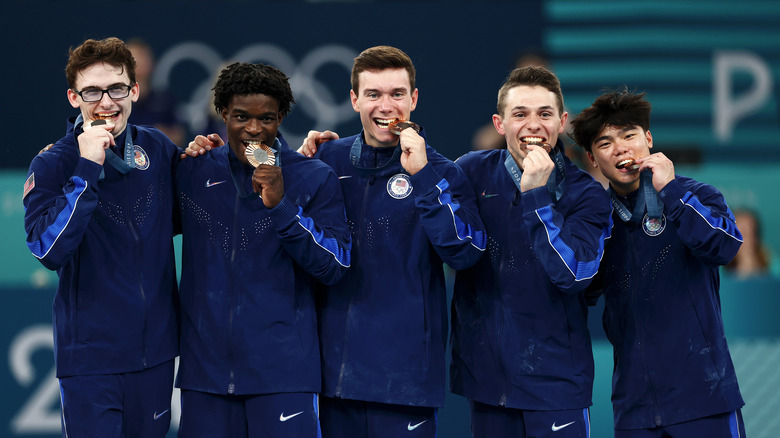 Stephen Nedoroscik poses with bronze medal and his teammates