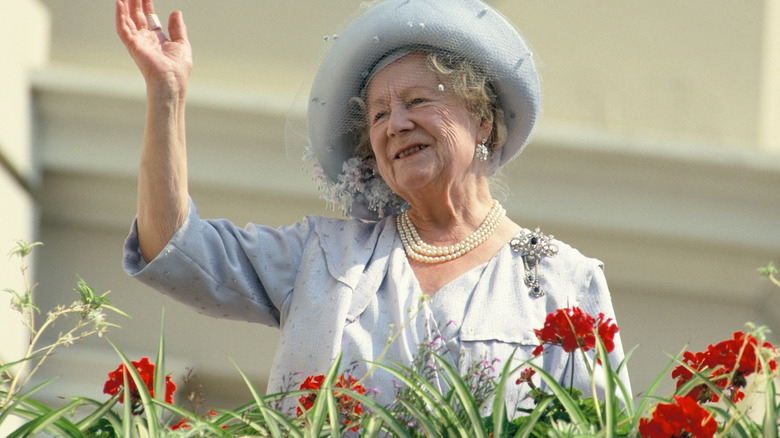 Queen Mother waving