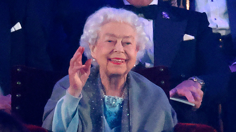 Queen Elizabeth smiling and waving