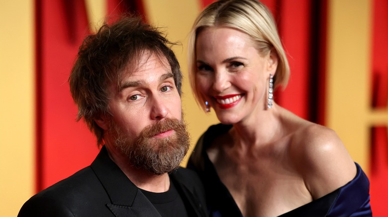 Sam Rockwell and Leslie Bibb posing and smiling goofily