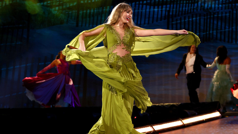 Taylor Swift swishing green dress