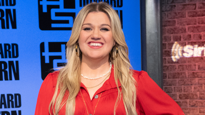 Kelly Clarkson smiling