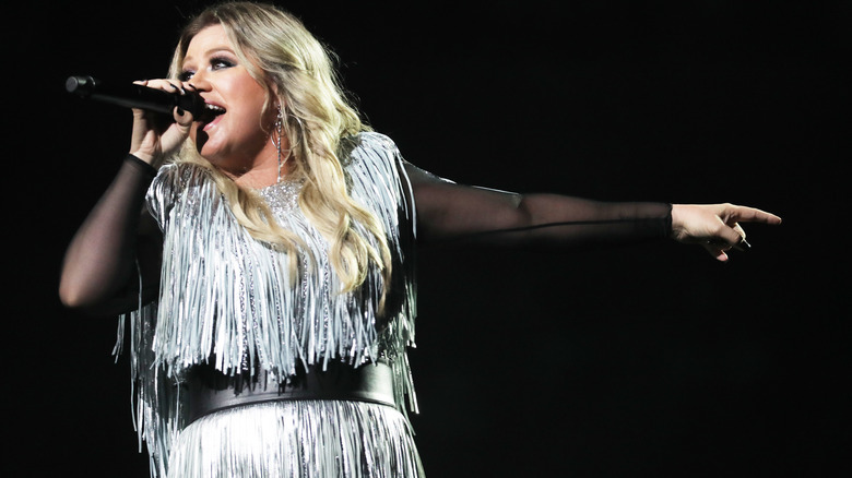 Kelly Clarkson singing on stage 