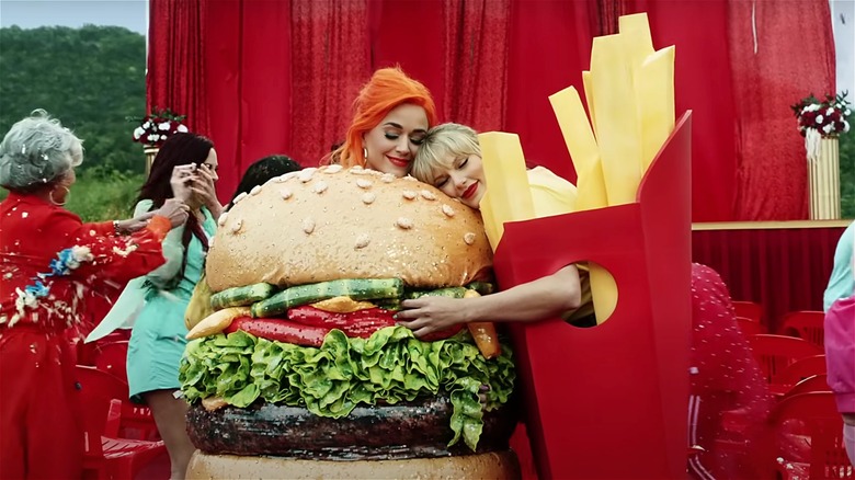 Taylor Swift and Katy Perry hugging