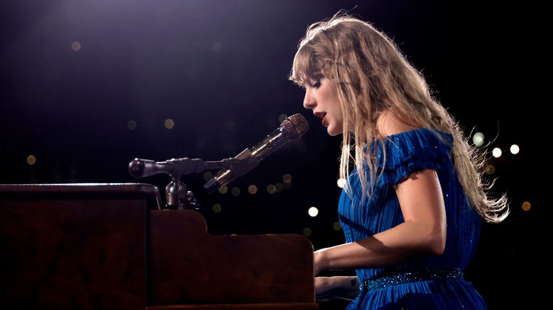 Taylor Swift playing piano onstage