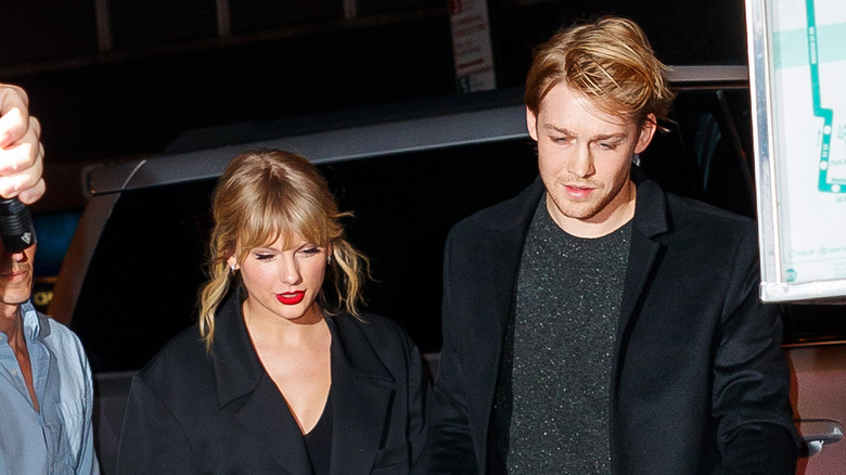 Taylor Swift and Joe Alwyn walking