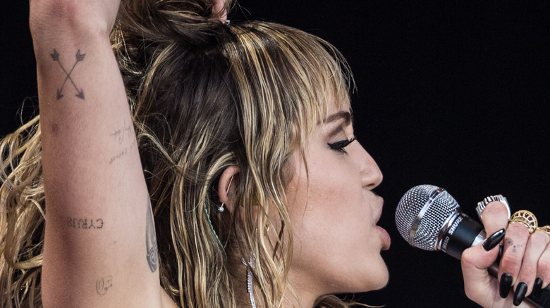 Miley Cyrus crossed arrows tattoo 