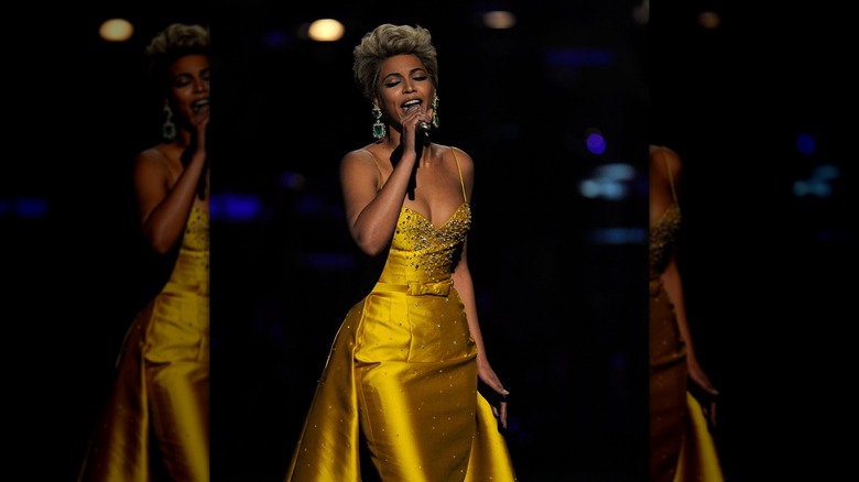 Beyonce performs an Etta James tribute