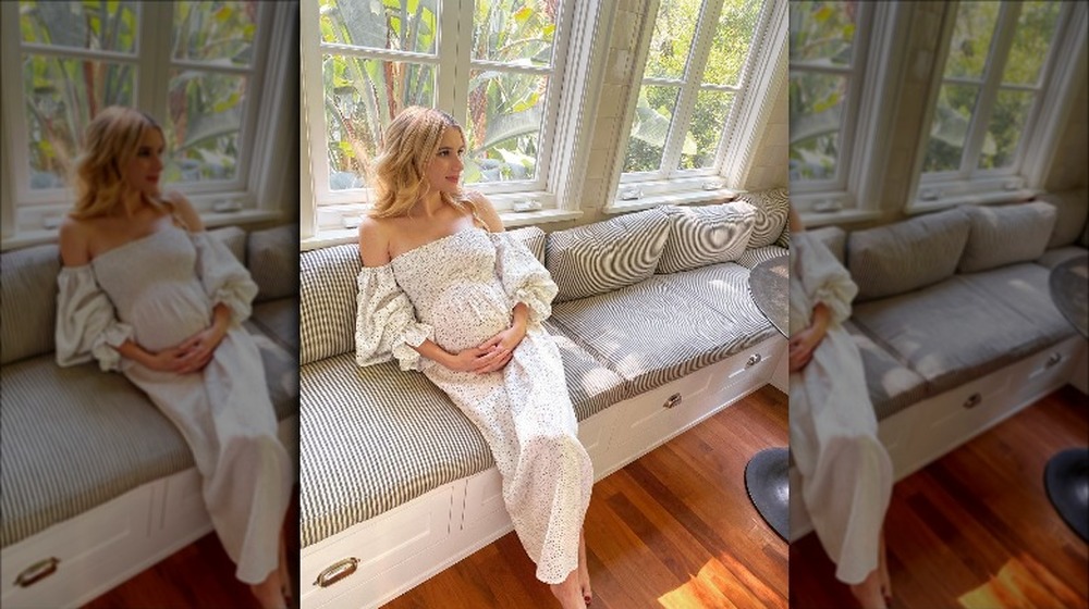 Pregnant Emma Roberts sitting