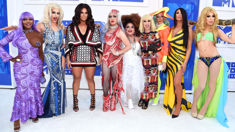 The cast of All Stars 2 poses together on the red carpet