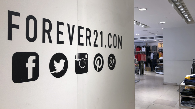 Forever21.com sign