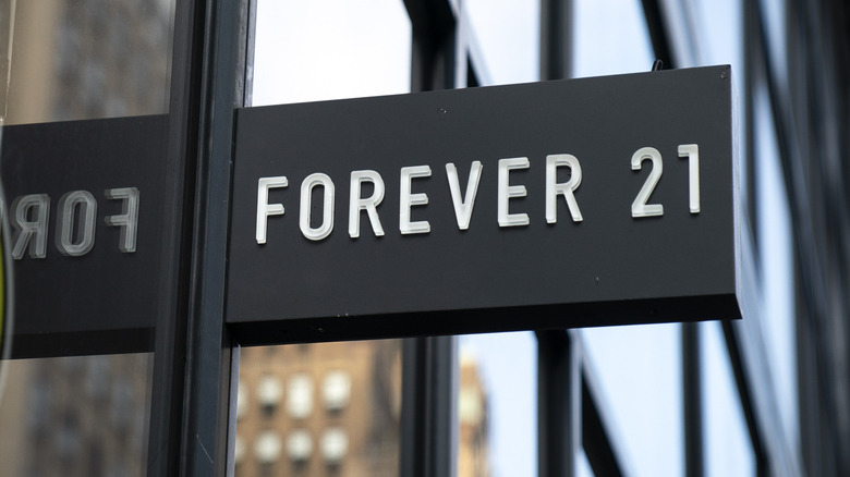 The Real Reasons You Should Avoid Shopping At Forever 21 Are Now Clear,  forever 21 fotos 