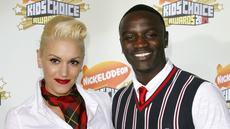 Gwen Stefani and Akon posing