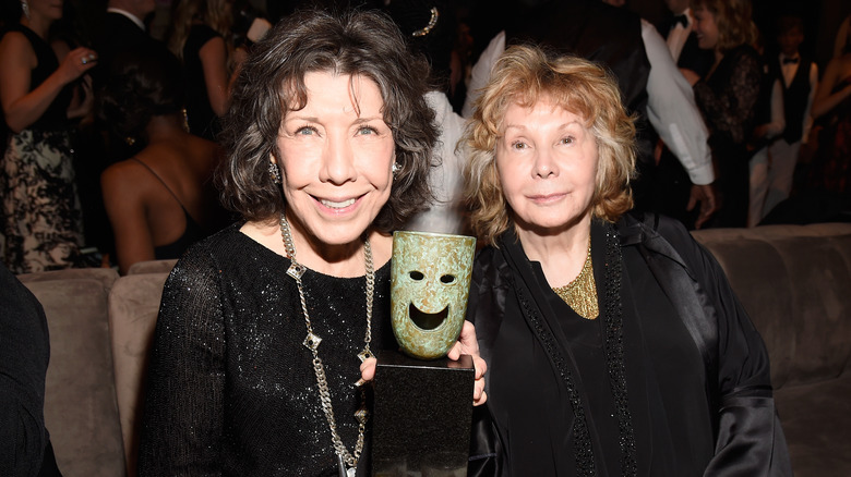 Lily Tomlin and Jane Wagner sitting