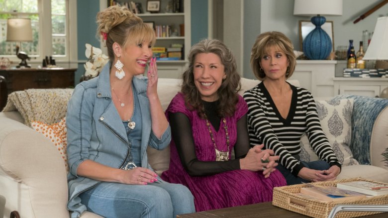 Lisa Kudrow, Lily Tomlin, and Jane Fonda on a couch in Grace and Frankie