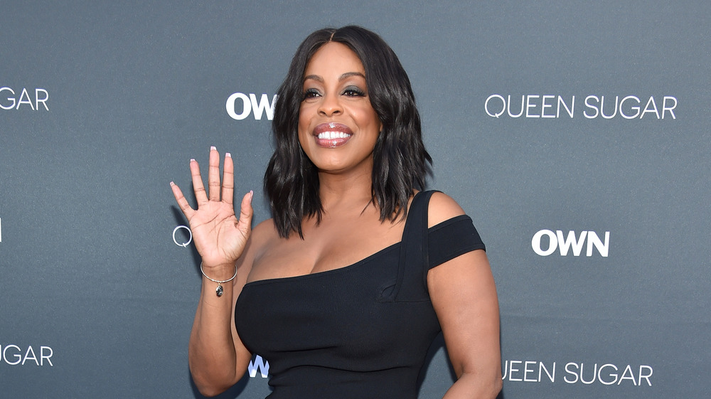 Niecy Nash﻿ waving