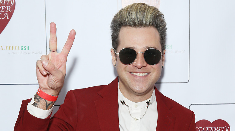 Ryan Cabrera holds up a peace sign