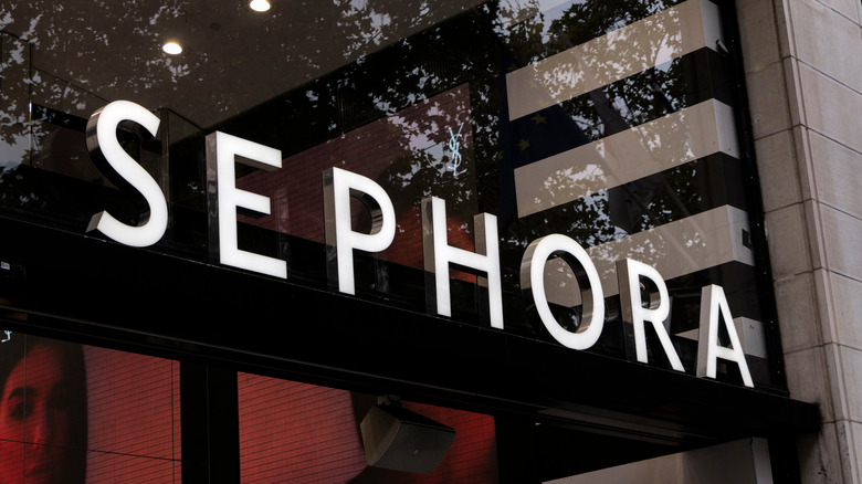 Outside view of the front of a Sephora store