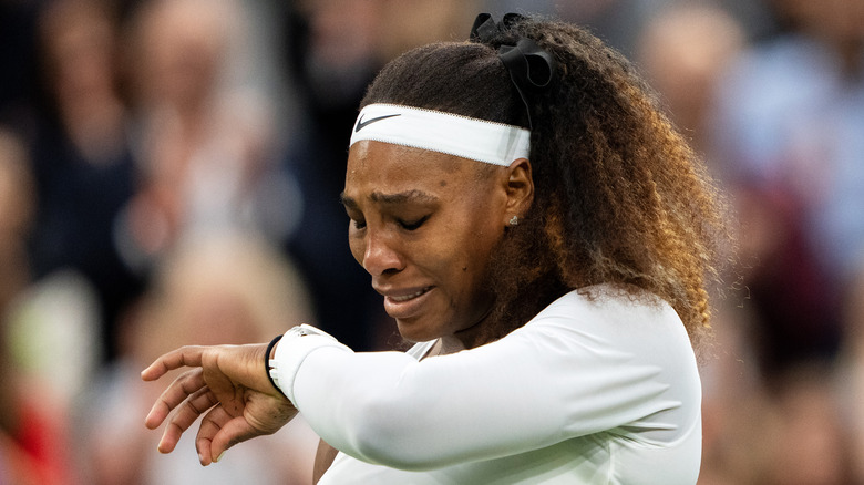 Serena Williams grimacing in pain on tennis court