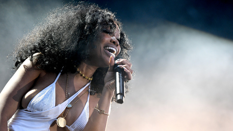 SZA on stage