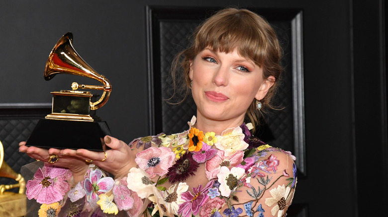 Taylor Swift holding Grammy award