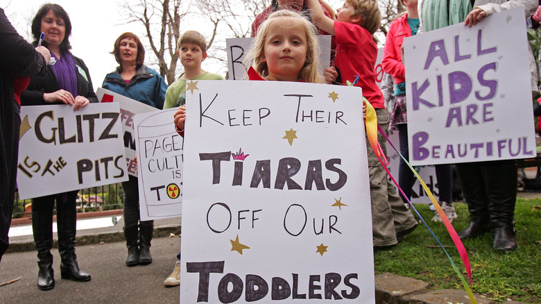 People protesting "Toddlers & tiaras" 