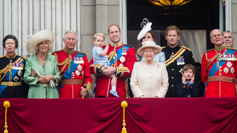 Queen Elizabeth and her family posing on the balcony of Buckingham Palace