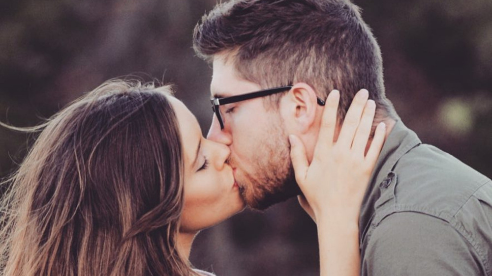 Jessa and Ben Seewald kissing