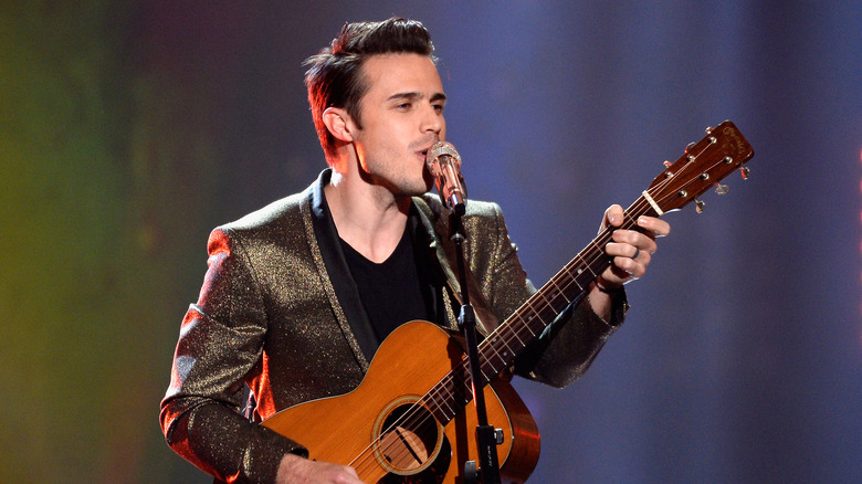 Kris Allen singing