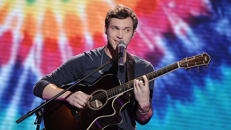 Phillip Phillips singing