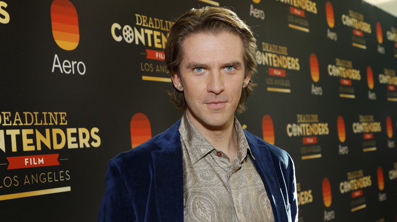 Dan Stevens posing on red carpet