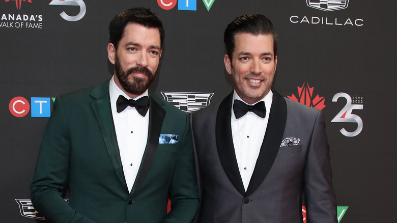 Drew Scott and Jonathan Scott posing at event