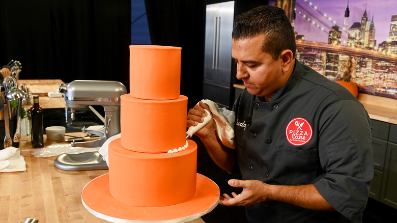 Buddy Valastro decorating a cake 