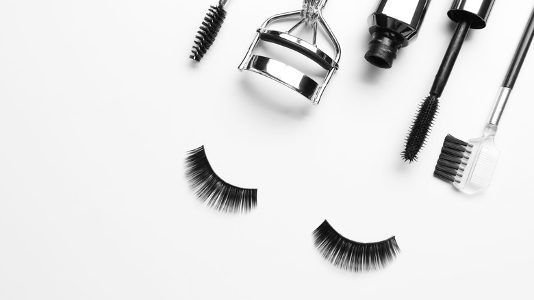 Strip lashes flatlay