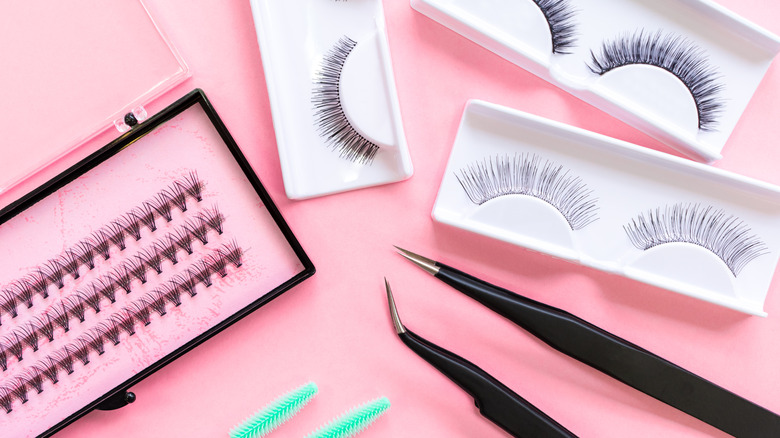 Strip lashes in packages