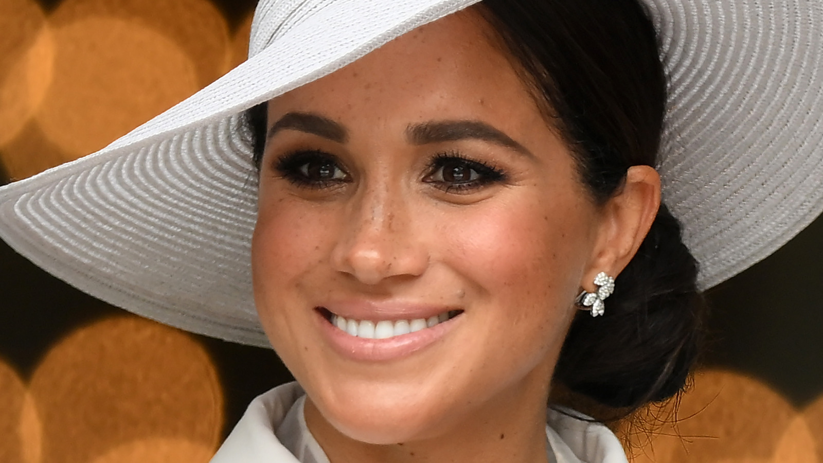 the-royal-family-s-birthday-wishes-for-meghan-markle-have-fans-seeing