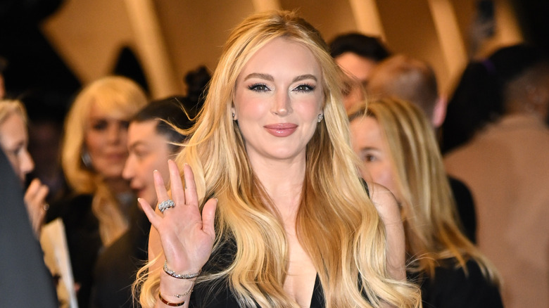 Lindsay Lohan waves to fans