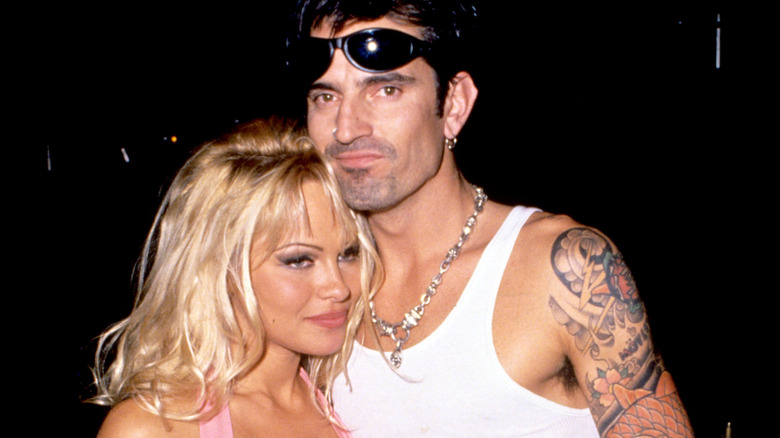 Pamela Anderson with Tommy Lee, posing