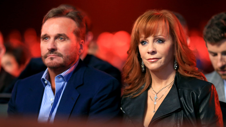 Reba McEntire and ex-husband Narvel Blackstock posing