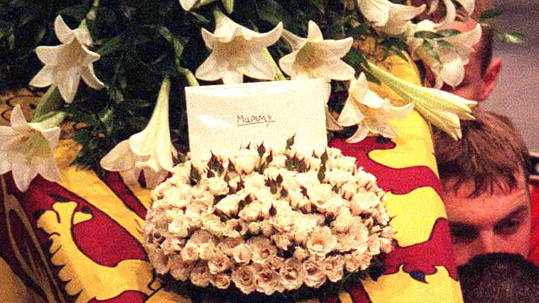 Diana's funeral wreath with "Mummy"