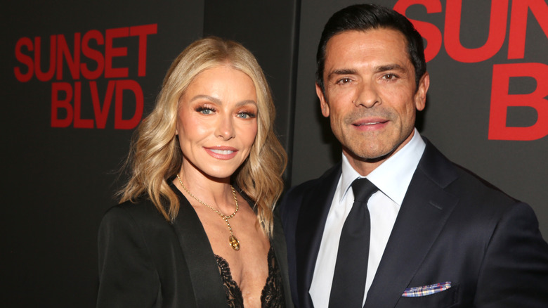 Kelly Ripa and Mark Consuelos smiling