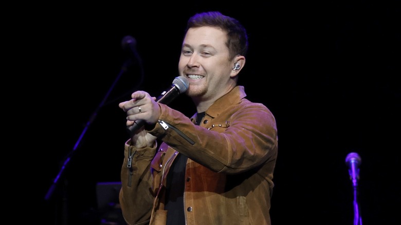 Scotty McCreery pointing