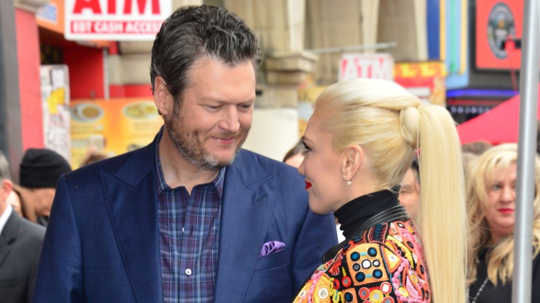 Gwen Stefani and Blake Shelton looking at each other.